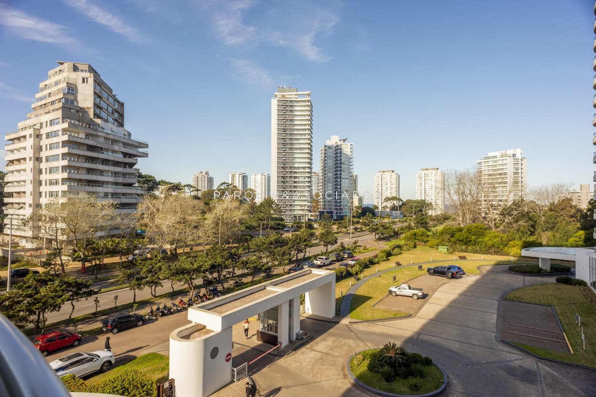 Apartamento en venta de 3 dormitorios y dependencia en Ocean Drive Punta del Este.