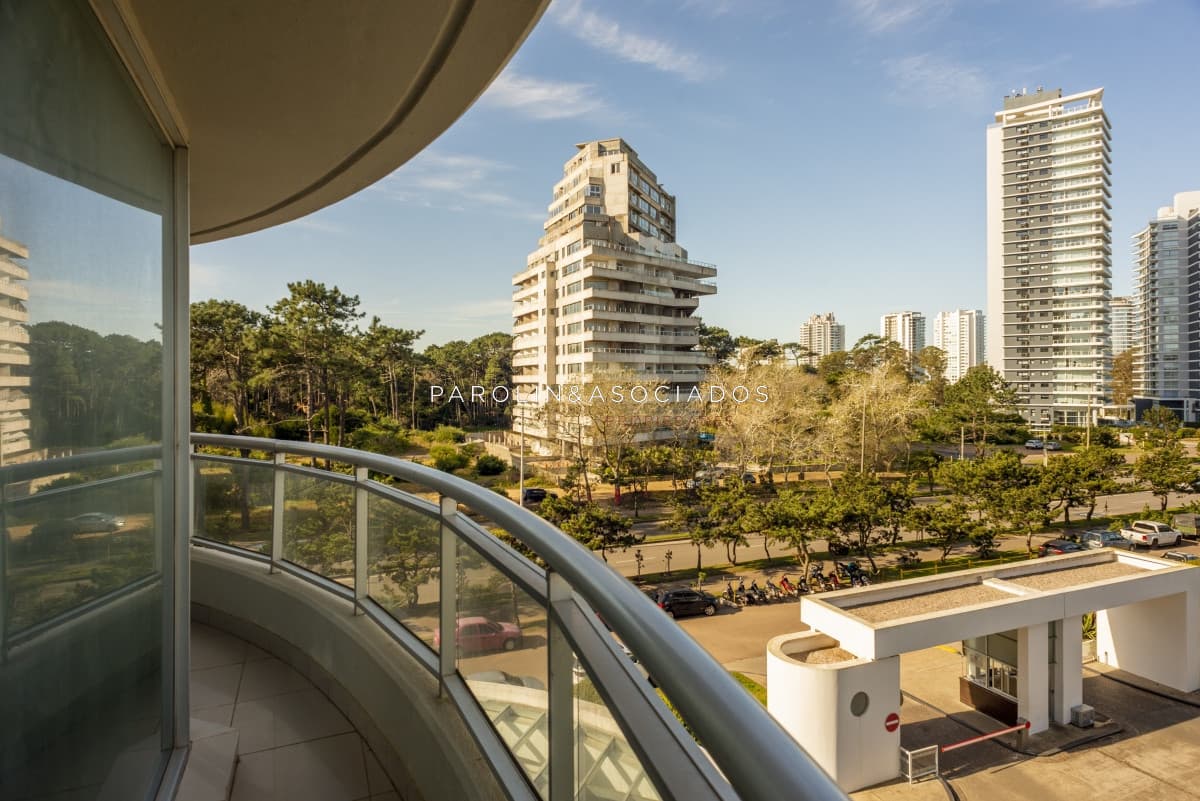 Apartamento en venta de 3 dormitorios y dependencia en Ocean Drive Punta del Este.