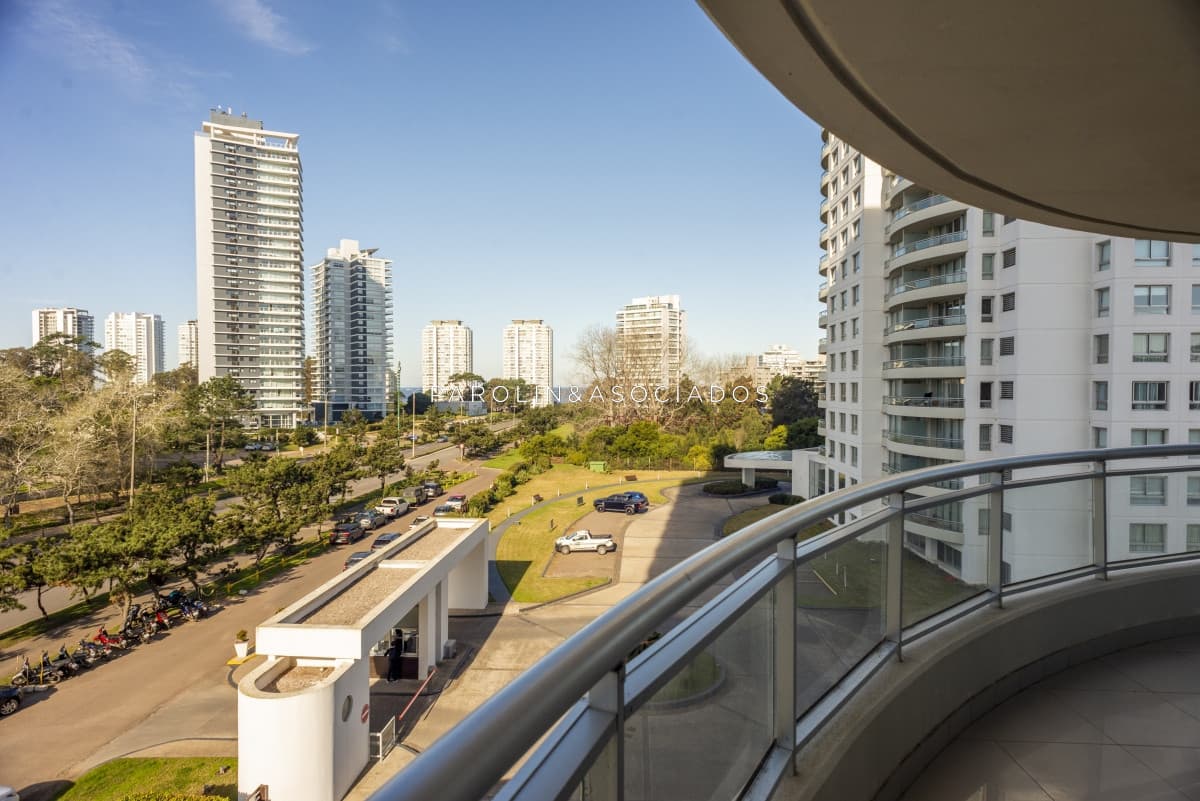Apartamento en venta de 3 dormitorios y dependencia en Ocean Drive Punta del Este.