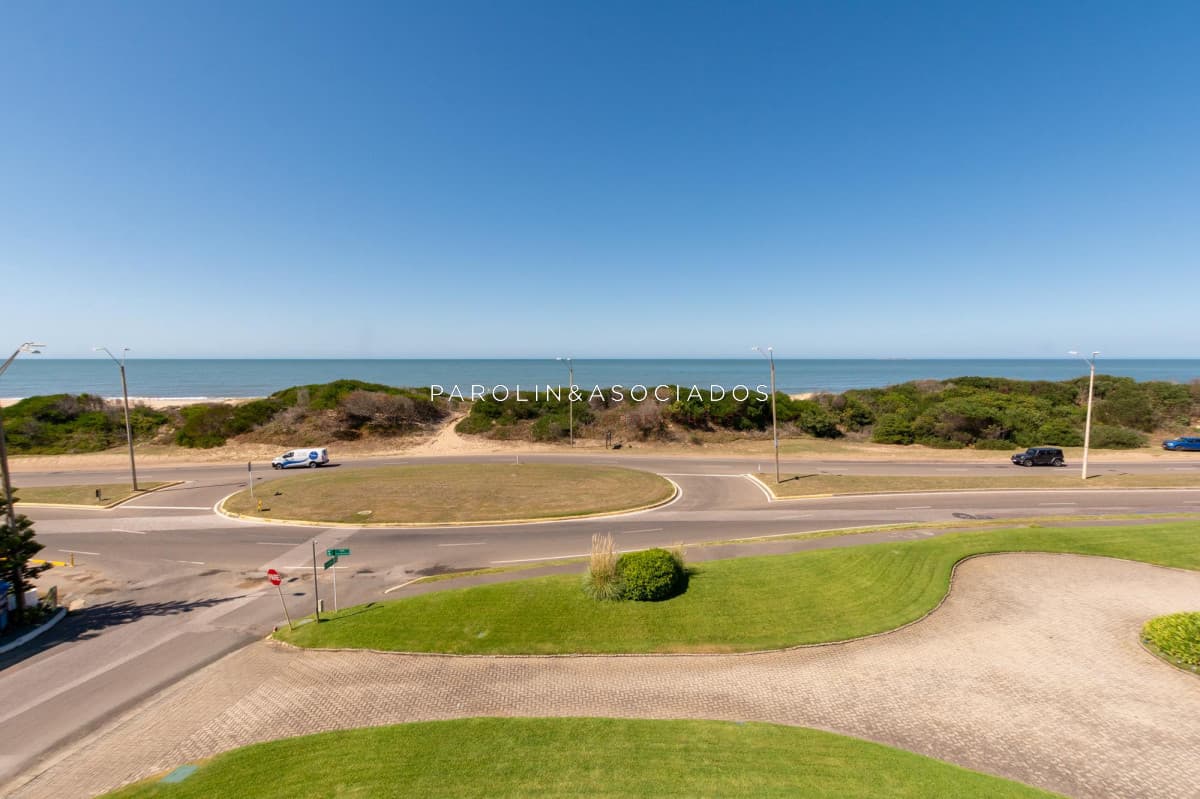 Apartamento en venta de 3 dormitorios + dependencia  en Esturión Terraza, Punta del Este.