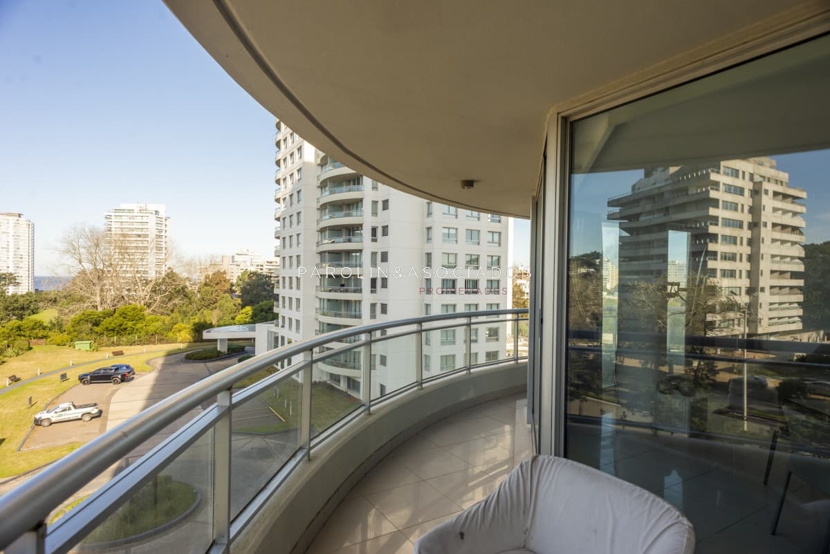 Apartamento en venta de 3 dormitorios y dependencia en Ocean Drive Punta del Este.