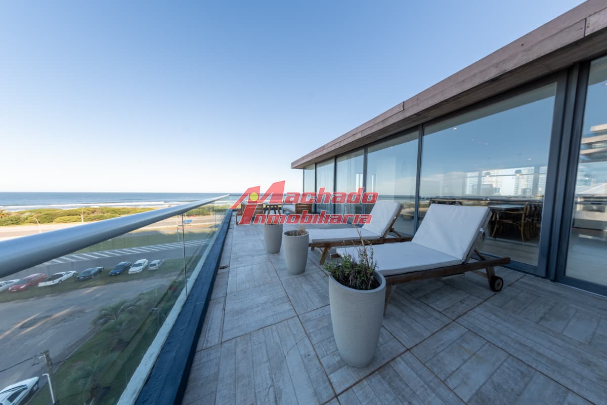 Pent house sobre playa brava