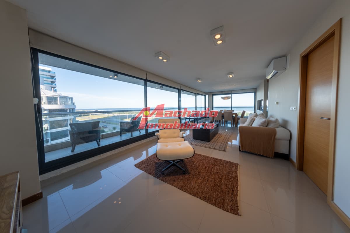 Pent house sobre playa brava