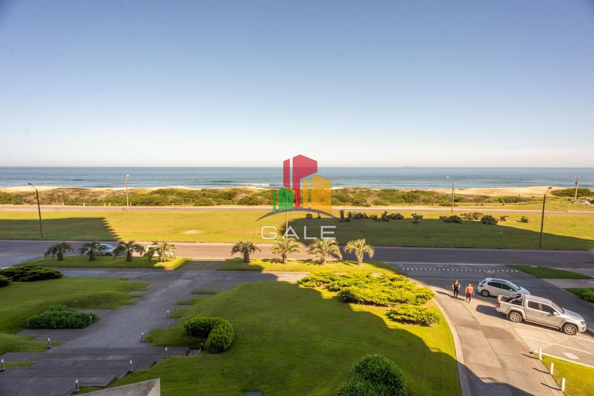 Gale Propiedades & Escribanía Apartamento ID.1897 - Venta hermoso apartamento 3 suites y dependencia Vista al mar Servicios