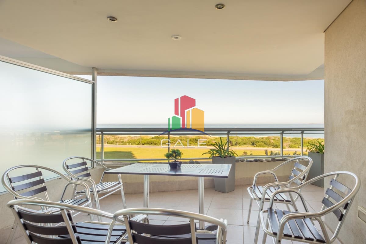 Gale Propiedades & Escribanía Apartamento ID.1897 - Venta hermoso apartamento 3 suites y dependencia Vista al mar Servicios