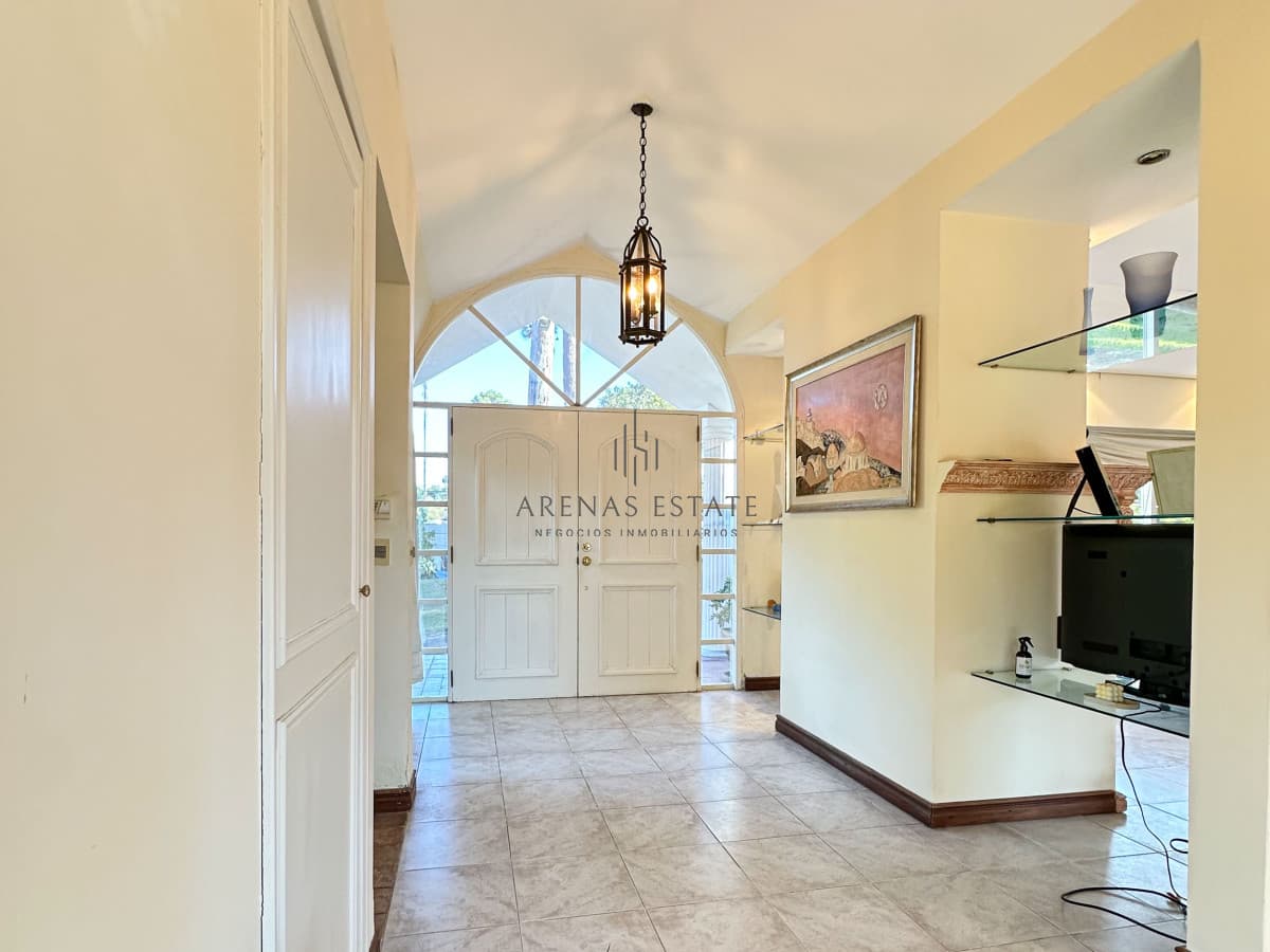 Casa ID.3942 - Venta Casa 5 dormitorios más dependencia en Cantegril Punta del Este Uruguay Piscina Parque Jardín
