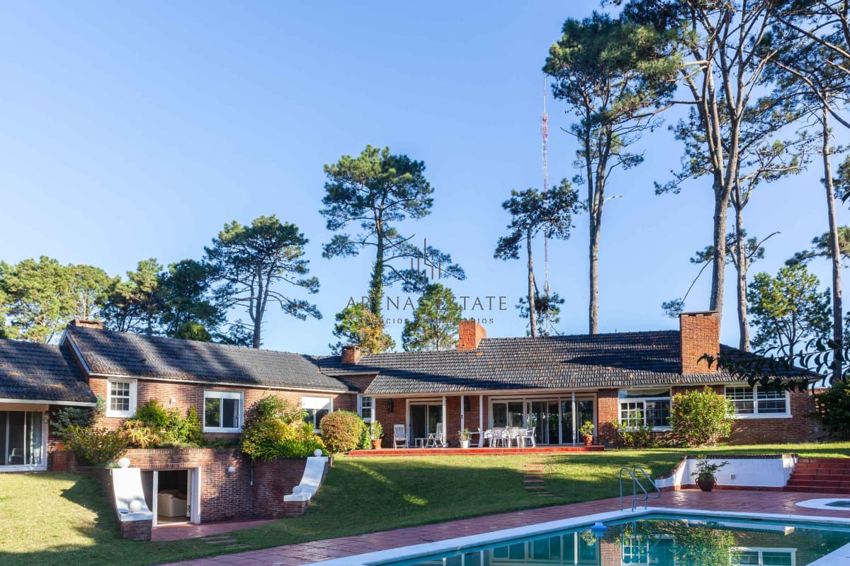 Casa ID.3942 - Venta Casa 5 dormitorios más dependencia en Cantegril Punta del Este Uruguay Piscina Parque Jardín