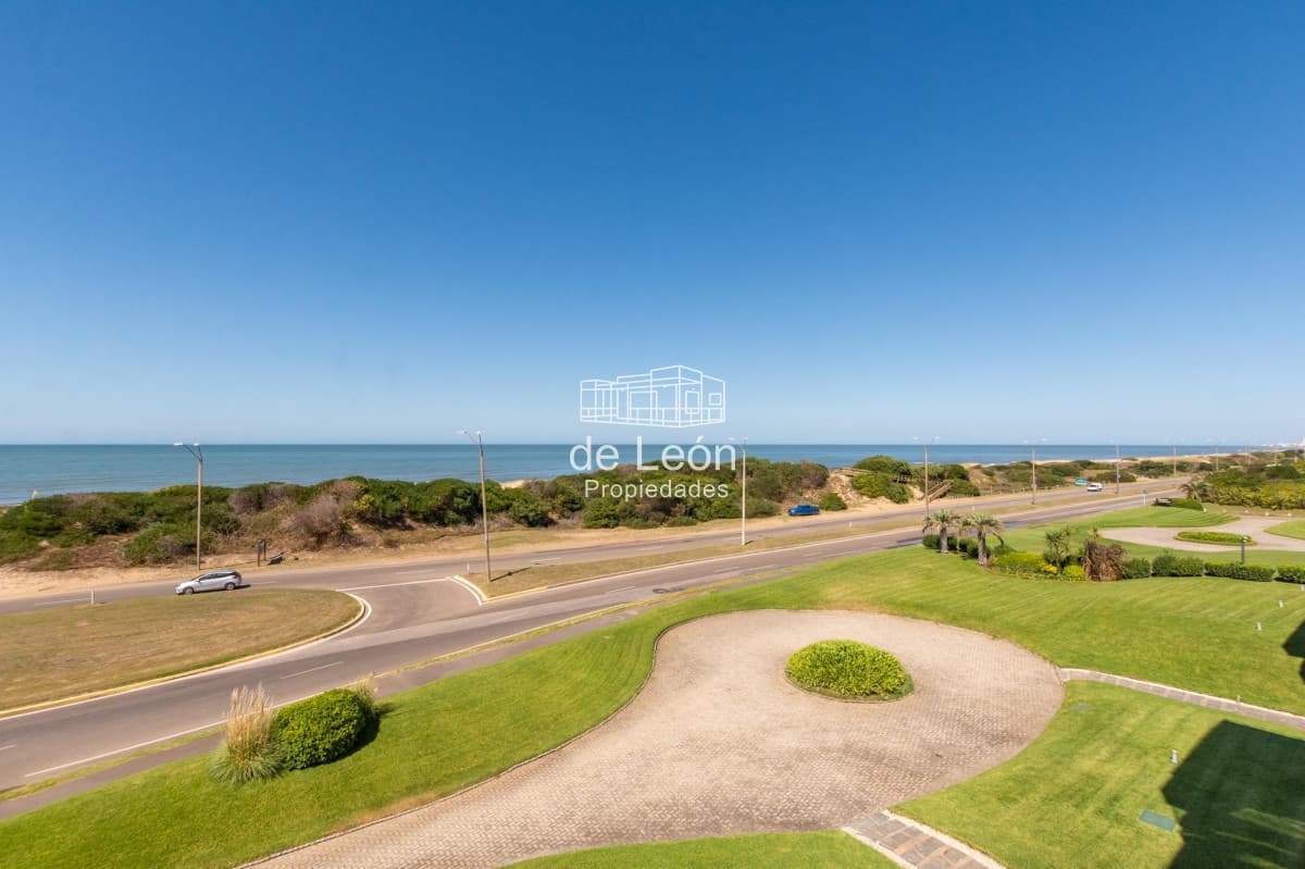 Apartamento  Venta 3 dormitorios mas dependencia  Rincón del Indio Punta del Este Vista al Mar