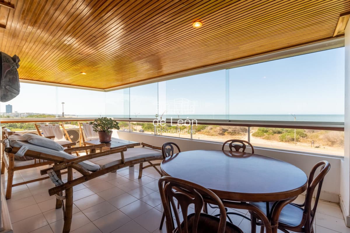 Apartamento  Venta 3 dormitorios mas dependencia  Rincón del Indio Punta del Este Vista al Mar