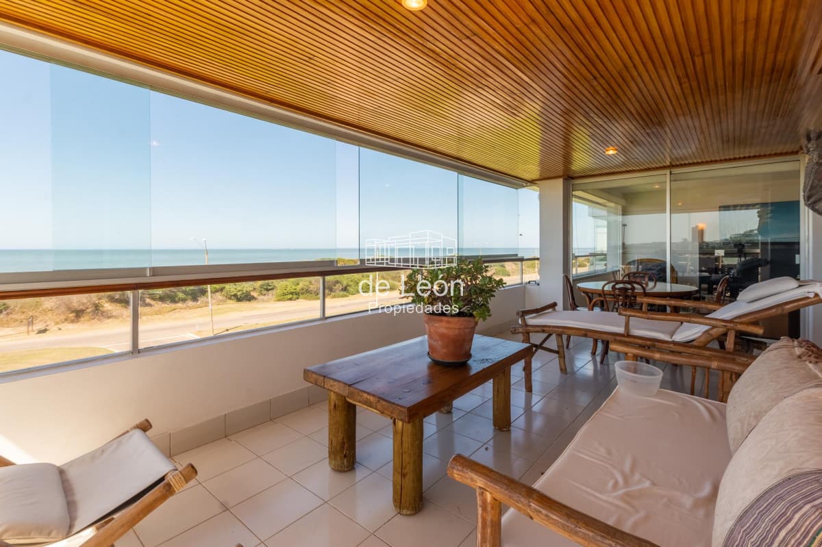 Apartamento  Venta 3 dormitorios mas dependencia  Rincón del Indio Punta del Este Vista al Mar
