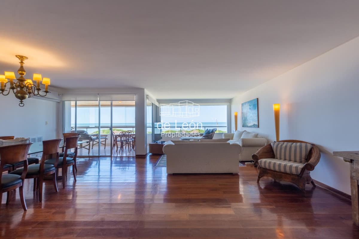 Apartamento  Venta 3 dormitorios mas dependencia  Rincón del Indio Punta del Este Vista al Mar