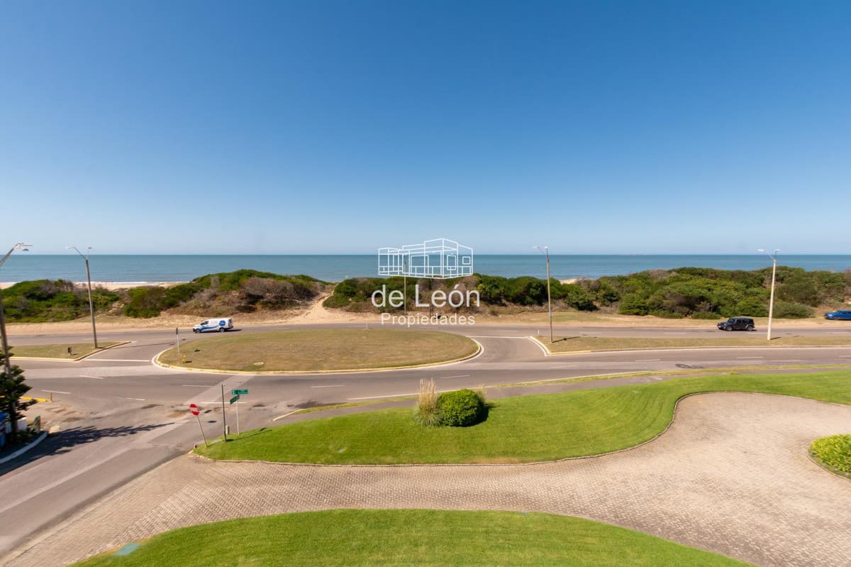 Apartamento  Venta 3 dormitorios mas dependencia  Rincón del Indio Punta del Este Vista al Mar