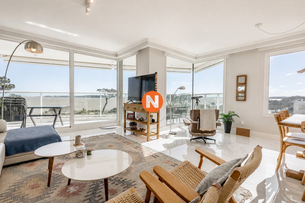 Apartamento en primera linea de Playa Mansa edificio de gran ...