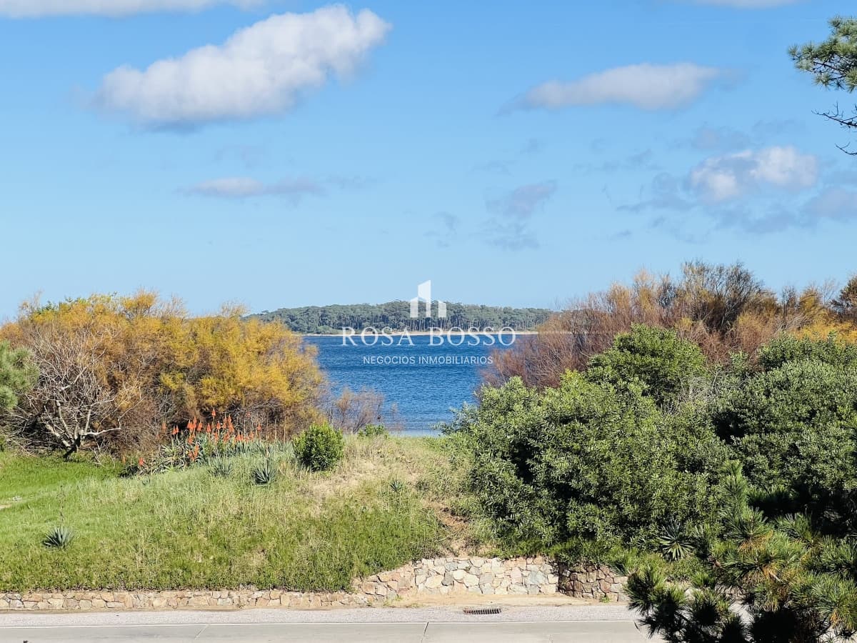 Venta de Apartamento en Primera Linea Playa Mansa-Punta del Este.