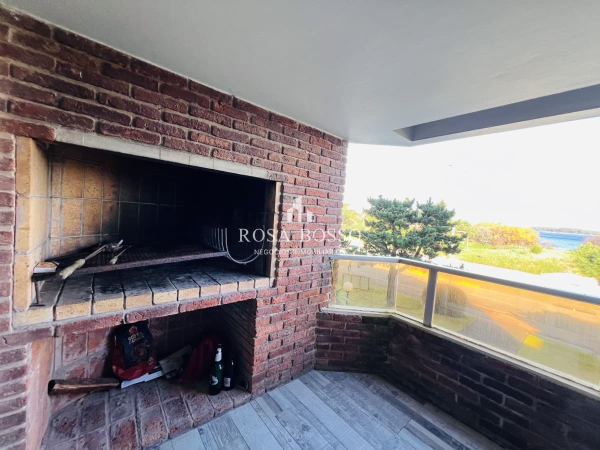 Venta de Apartamento en Primera Linea Playa Mansa-Punta del Este.