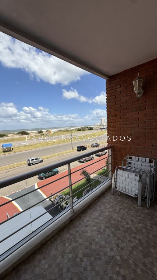 Apartamento de 2 dormitorios y medio en venta en edificio Mare Nostrum, Punta del Este.