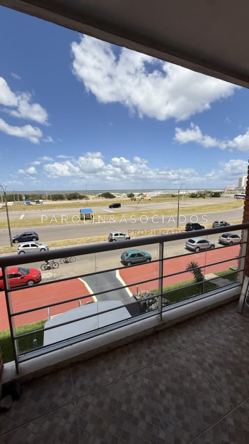 Apartamento de 2 dormitorios y medio en venta en edificio Mare Nostrum, Punta del Este.