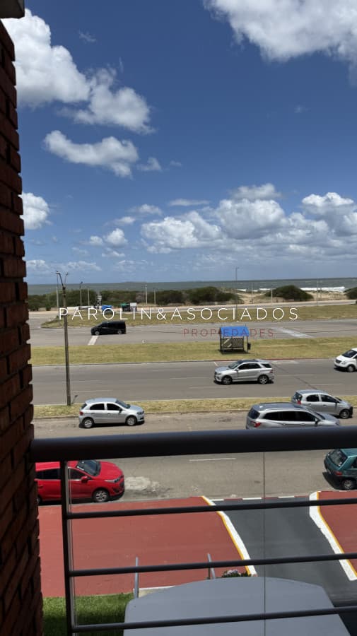 Apartamento de 2 dormitorios y medio en venta en edificio Mare Nostrum, Punta del Este.