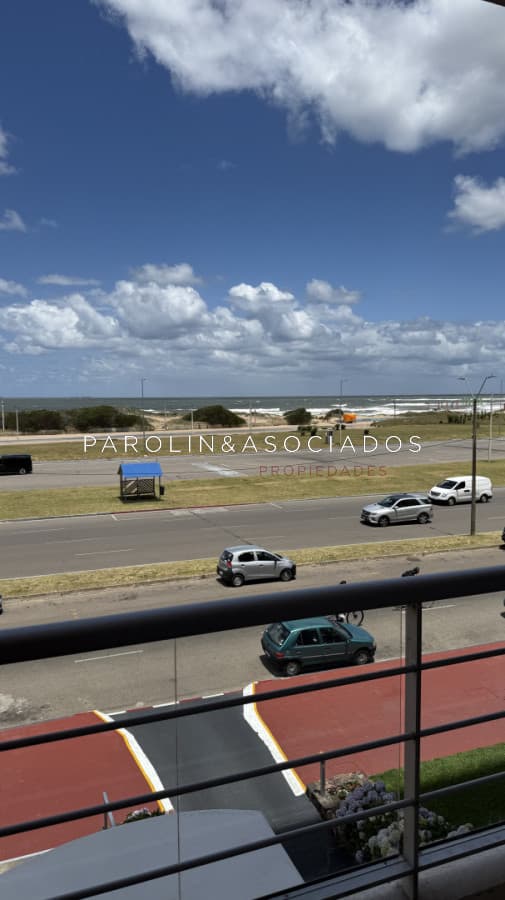Apartamento de 2 dormitorios y medio en venta en edificio Mare Nostrum, Punta del Este.