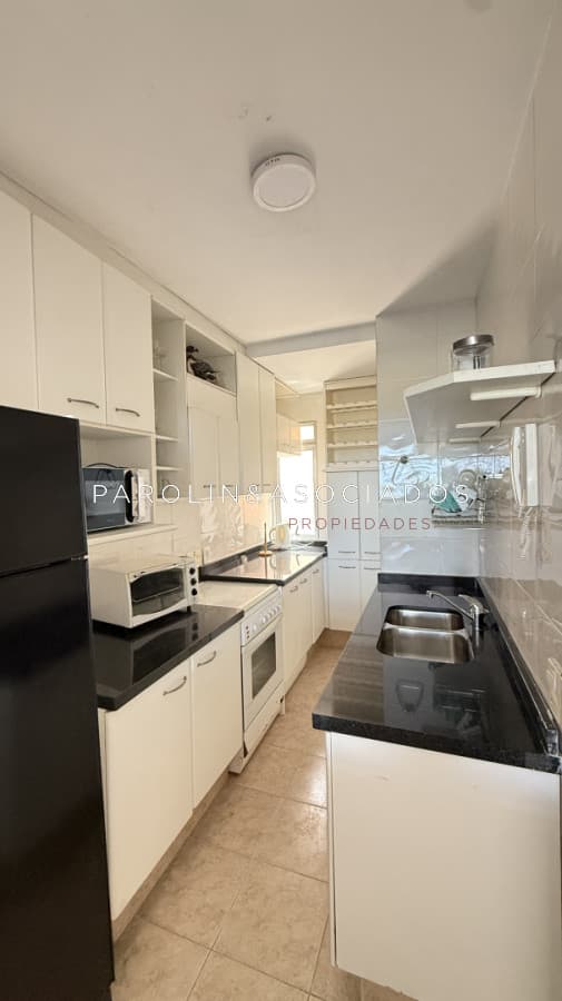 Apartamento de 2 dormitorios y medio en venta en edificio Mare Nostrum, Punta del Este.
