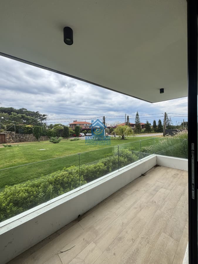 Departamento en venta y alquiler anual Punta del Este   -