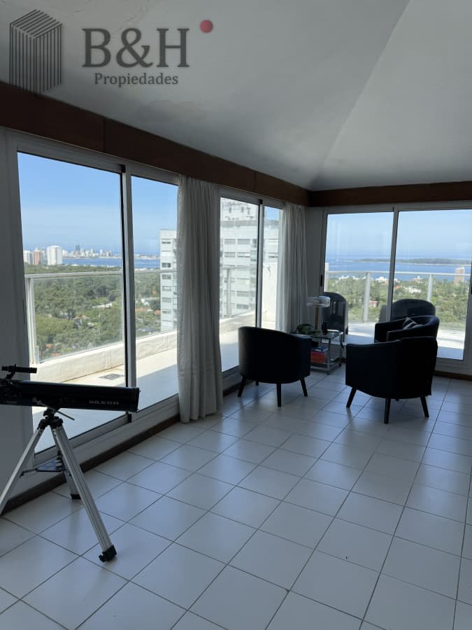 En venta y Alquiler departamento de 3 dormitorios punta del Este
