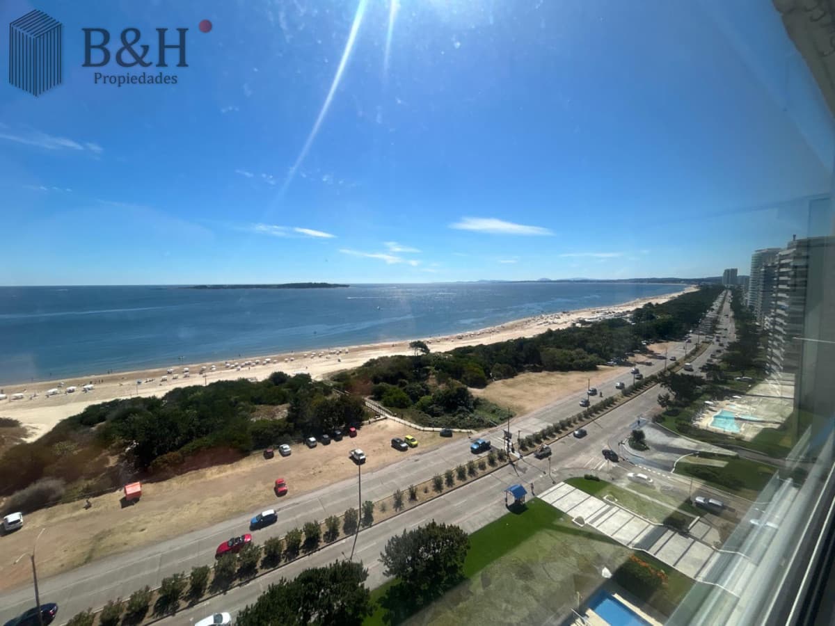 Apartamento de 3 dormitorios con vistas, en venta. Punta del Este