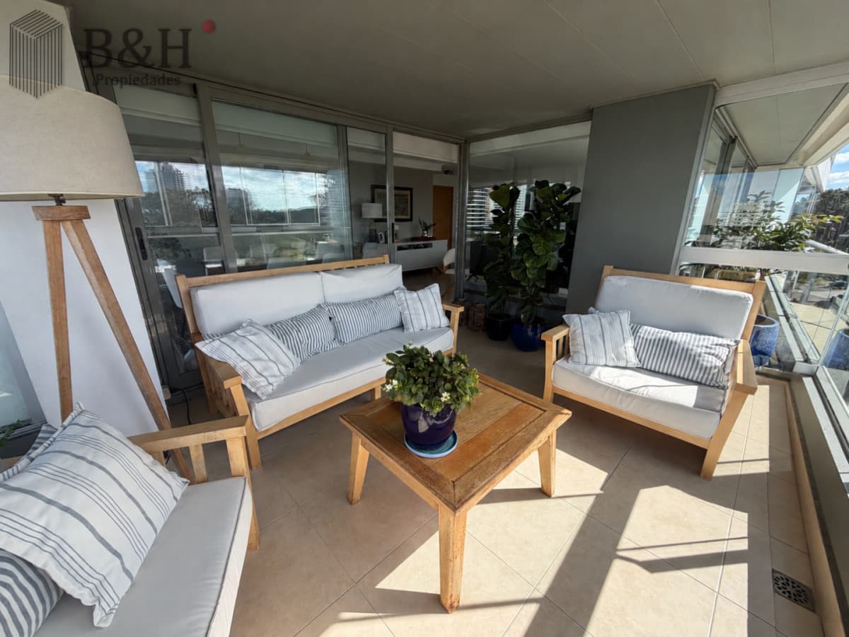 Apartamento 3 Dormitorios Avenida Roosevelt Punta del Este Cochera