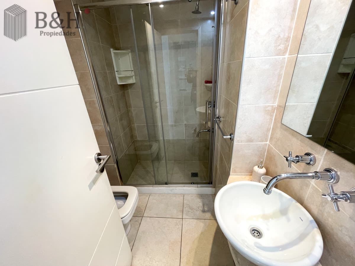Apartamento de 2 dormitorios y 2 baños en alquiler temporal, a pasos del mar. Punta del Este