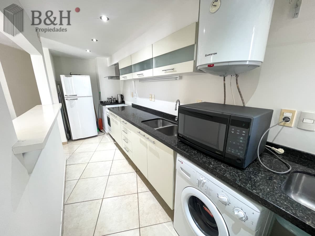 Apartamento de 2 dormitorios y 2 baños en alquiler temporal, a pasos del mar. Punta del Este