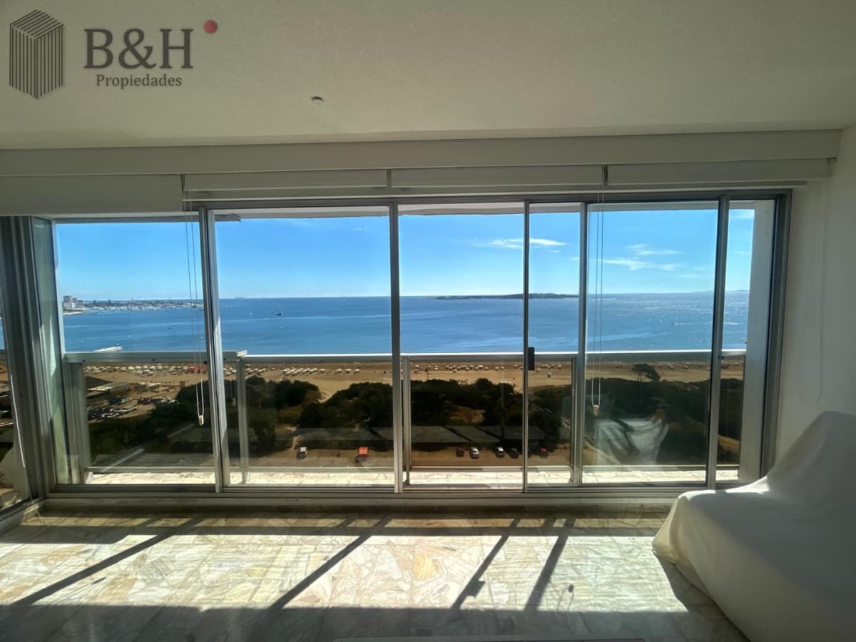 Apartamento de 3 dormitorios con vistas, en venta. Punta del Este