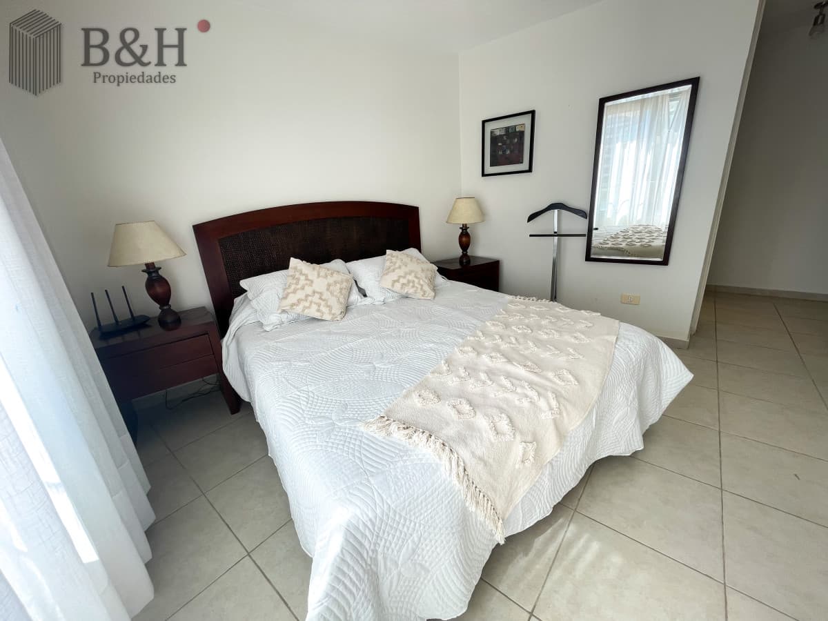 Apartamento de 2 dormitorios y 2 baños en alquiler temporal, a pasos del mar. Punta del Este
