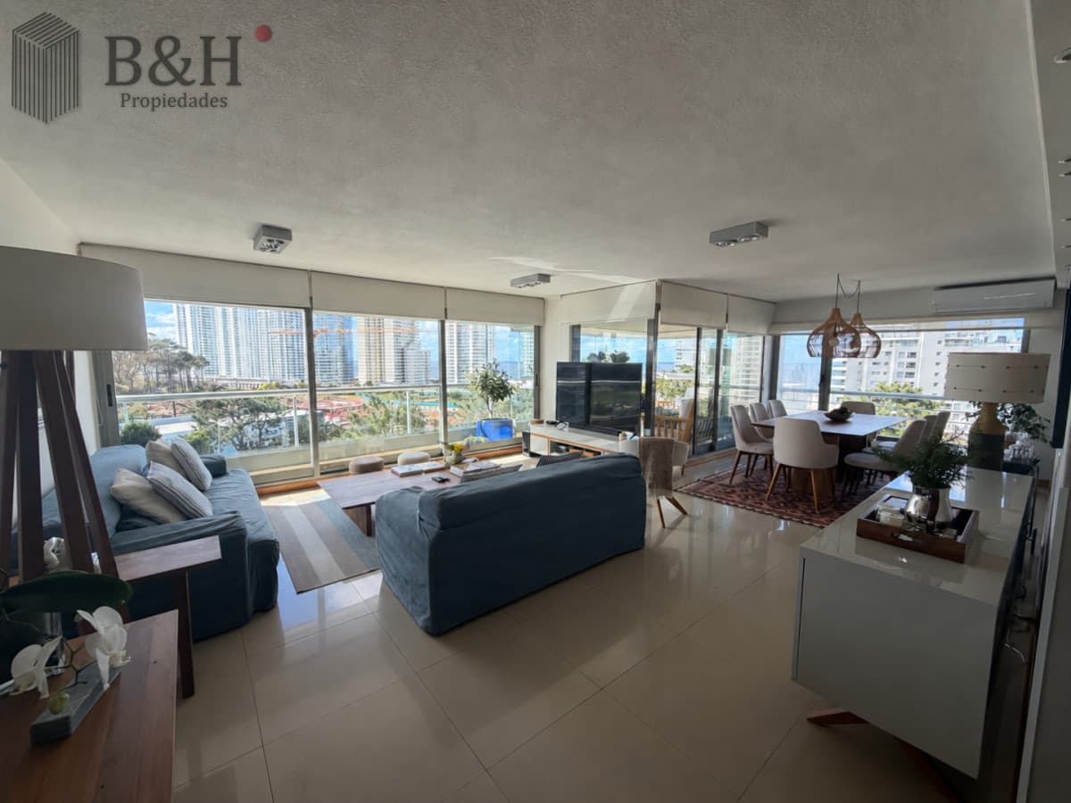 Apartamento 3 Dormitorios Avenida Roosevelt Punta del Este Cochera