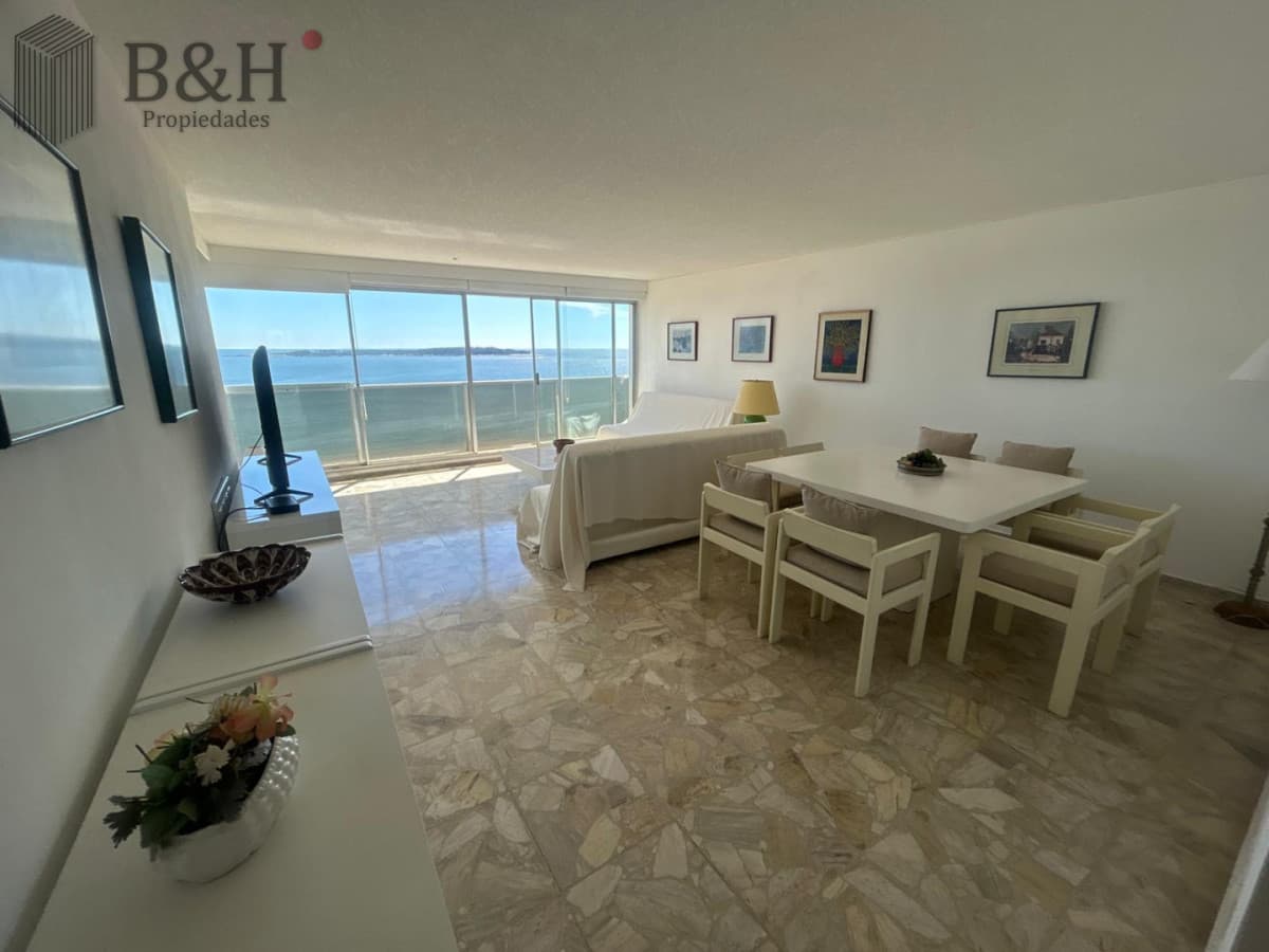 Apartamento de 3 dormitorios con vistas, en venta. Punta del Este