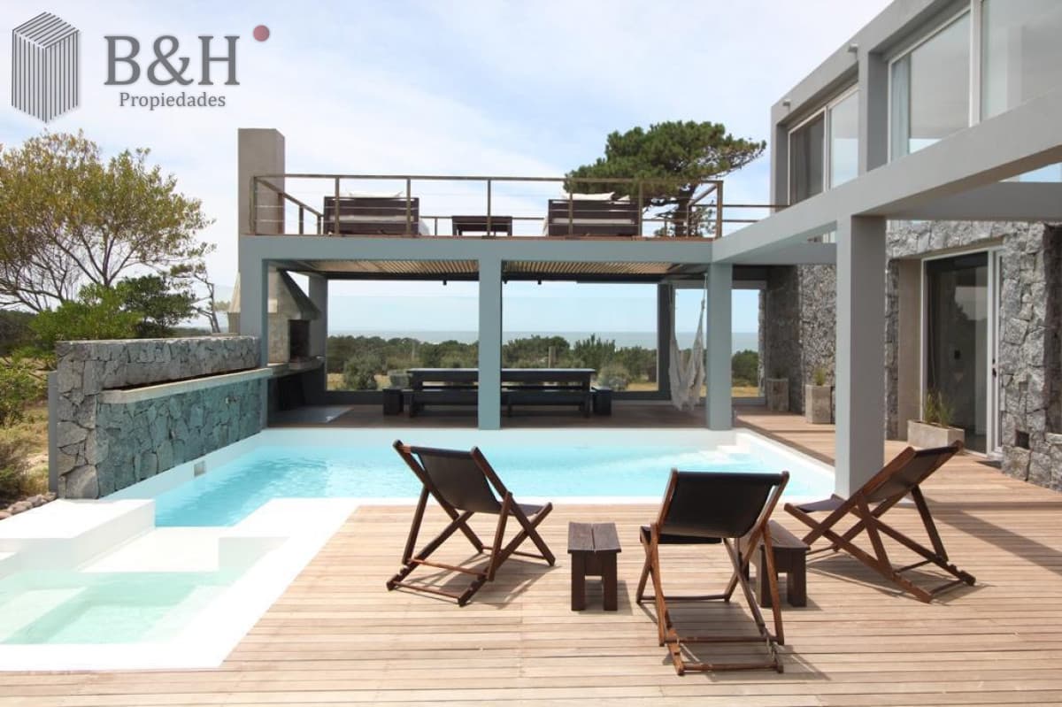 CASA EN JOSE IGNACIO BARRIO PRIVADO