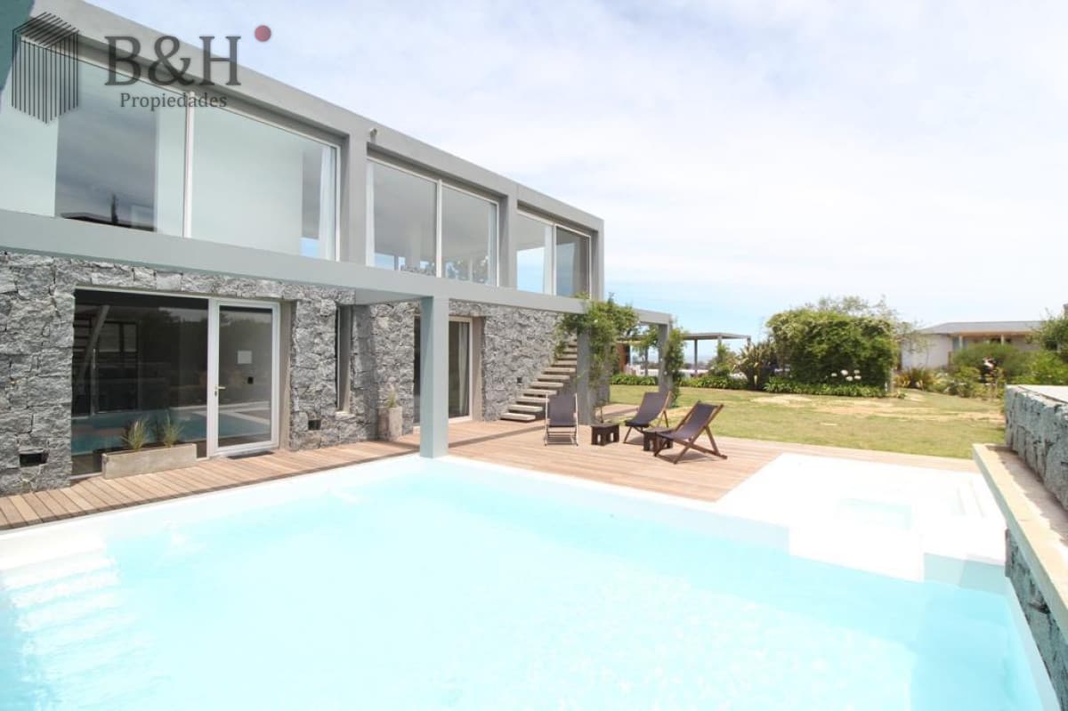 CASA EN JOSE IGNACIO BARRIO PRIVADO