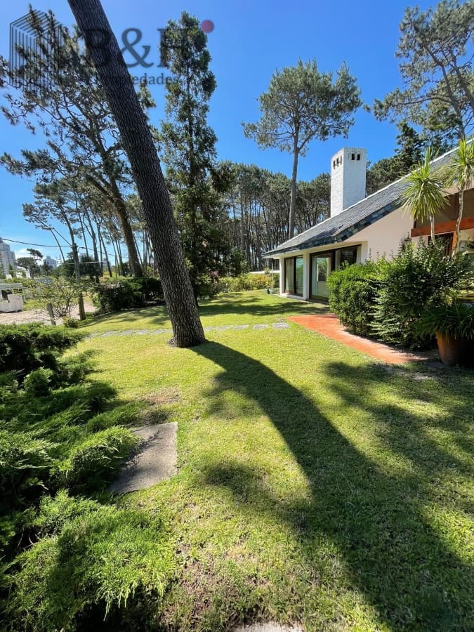 ALQUILER CASA DE 4 DORMITORIOS PUNTA DEL ESTE CON PISCINA CLIMATIZADA