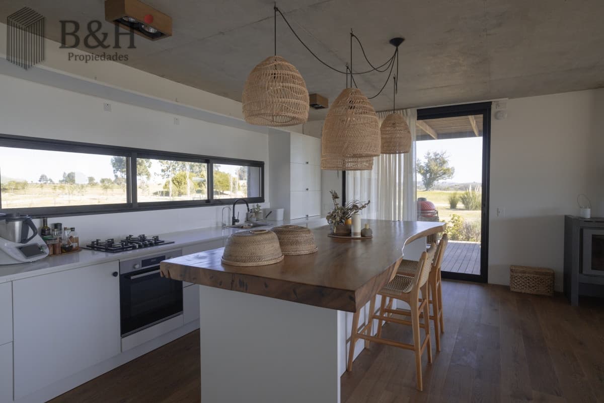 Hermosa casa en el Quijote- 3 dormitorios + dependencia de servicio con baño. DISPONIBLE EN ALQUILER ANUAL A PARTIR DE MARZO 2025
