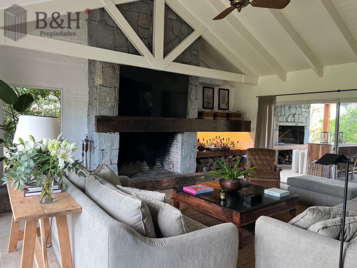 Hermosa casa de 4 dormitorios a la venta en barrio privado Pinar del Faro - José Ignacio