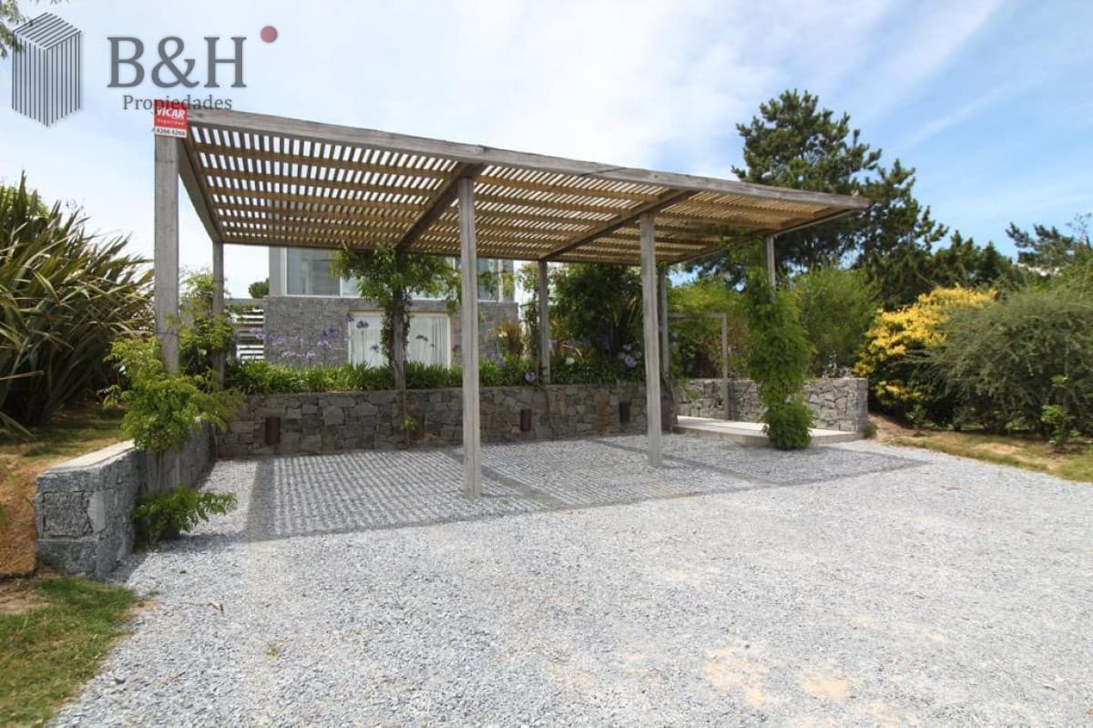 CASA EN JOSE IGNACIO BARRIO PRIVADO