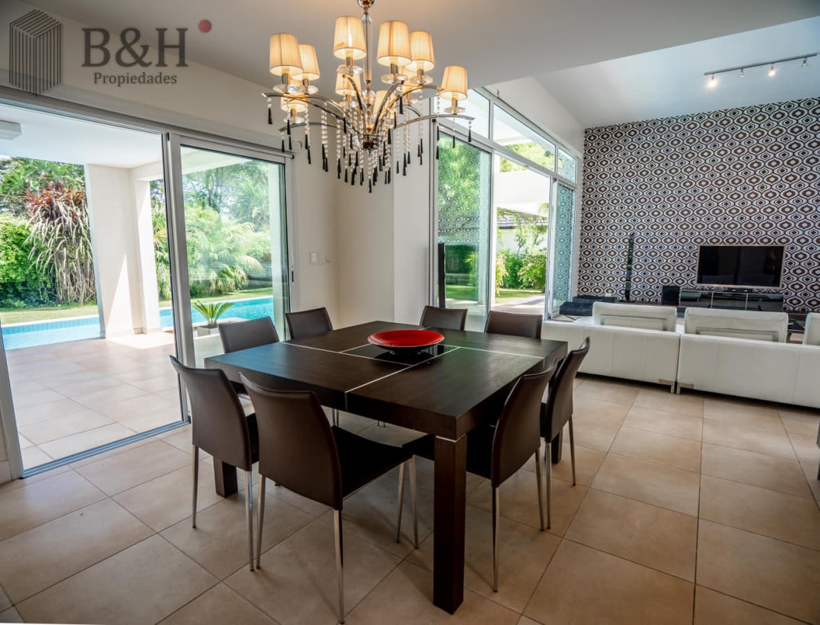 Venta y Alquiler Casa 4 Dormitorios Con Piscina en Barrio Privado, Punta del Este