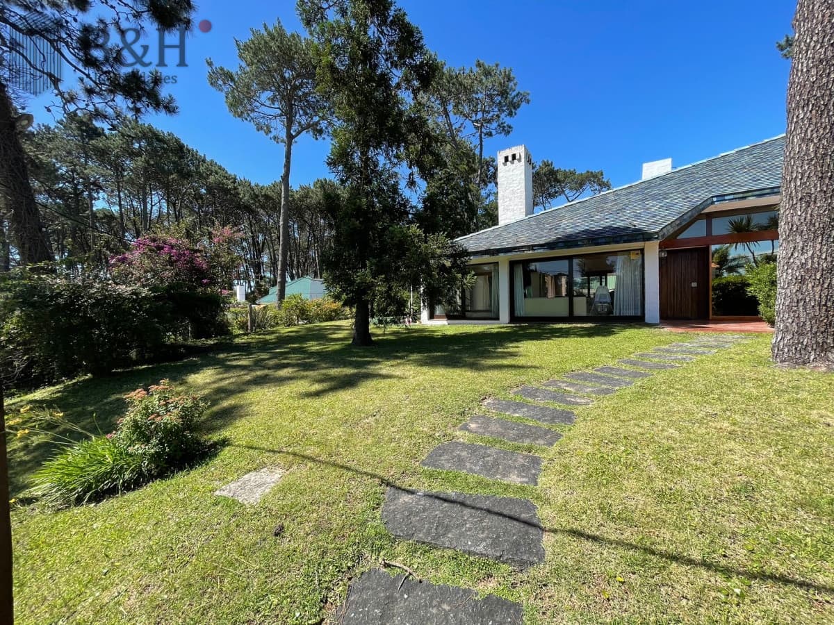 ALQUILER CASA DE 4 DORMITORIOS PUNTA DEL ESTE CON PISCINA CLIMATIZADA