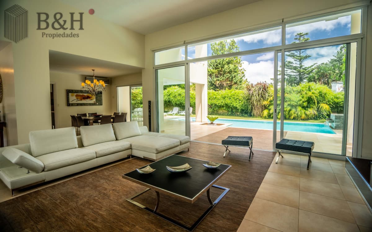 Venta y Alquiler Casa 4 Dormitorios Con Piscina en Barrio Privado, Punta del Este