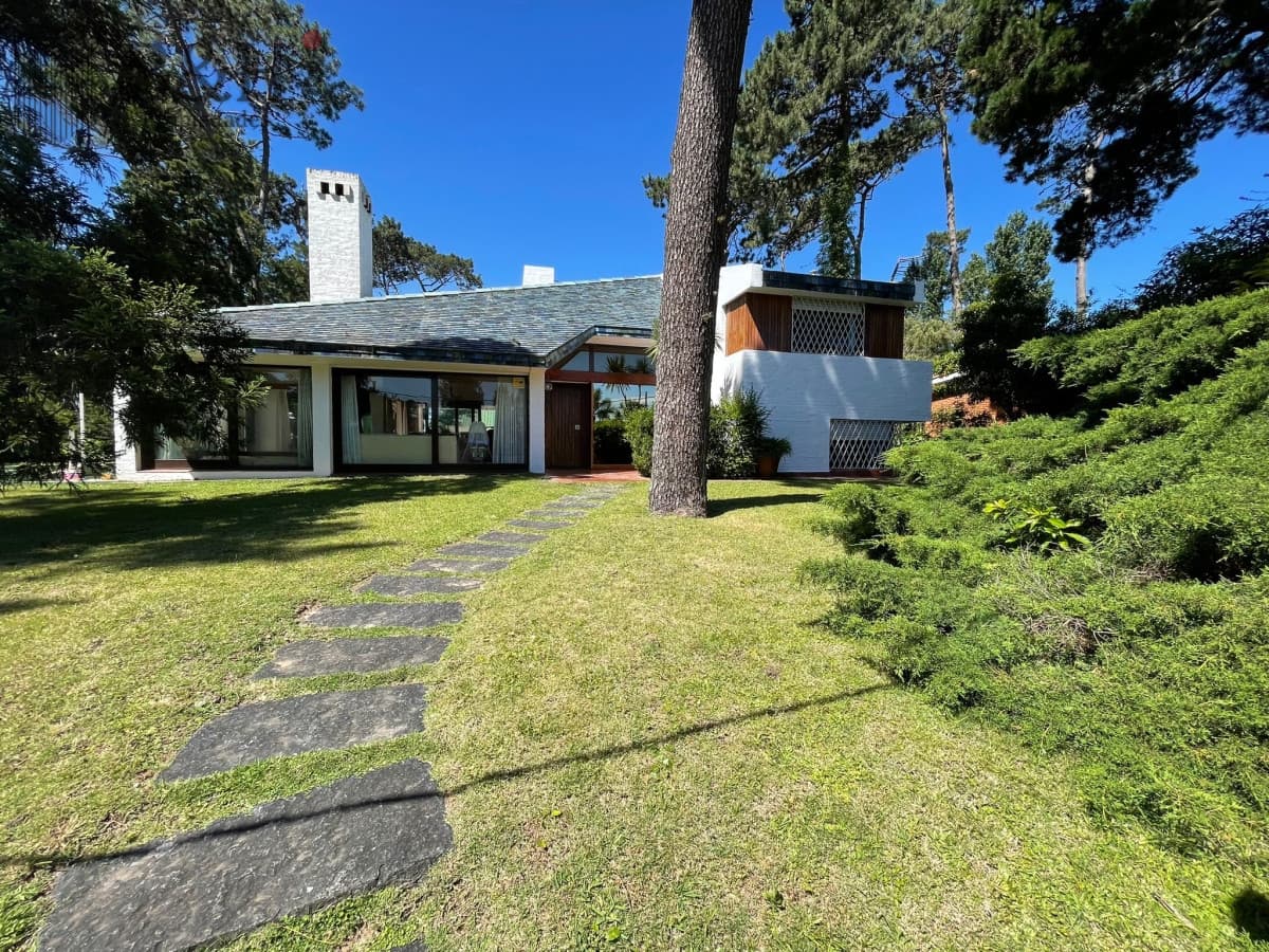 ALQUILER CASA DE 4 DORMITORIOS PUNTA DEL ESTE CON PISCINA CLIMATIZADA