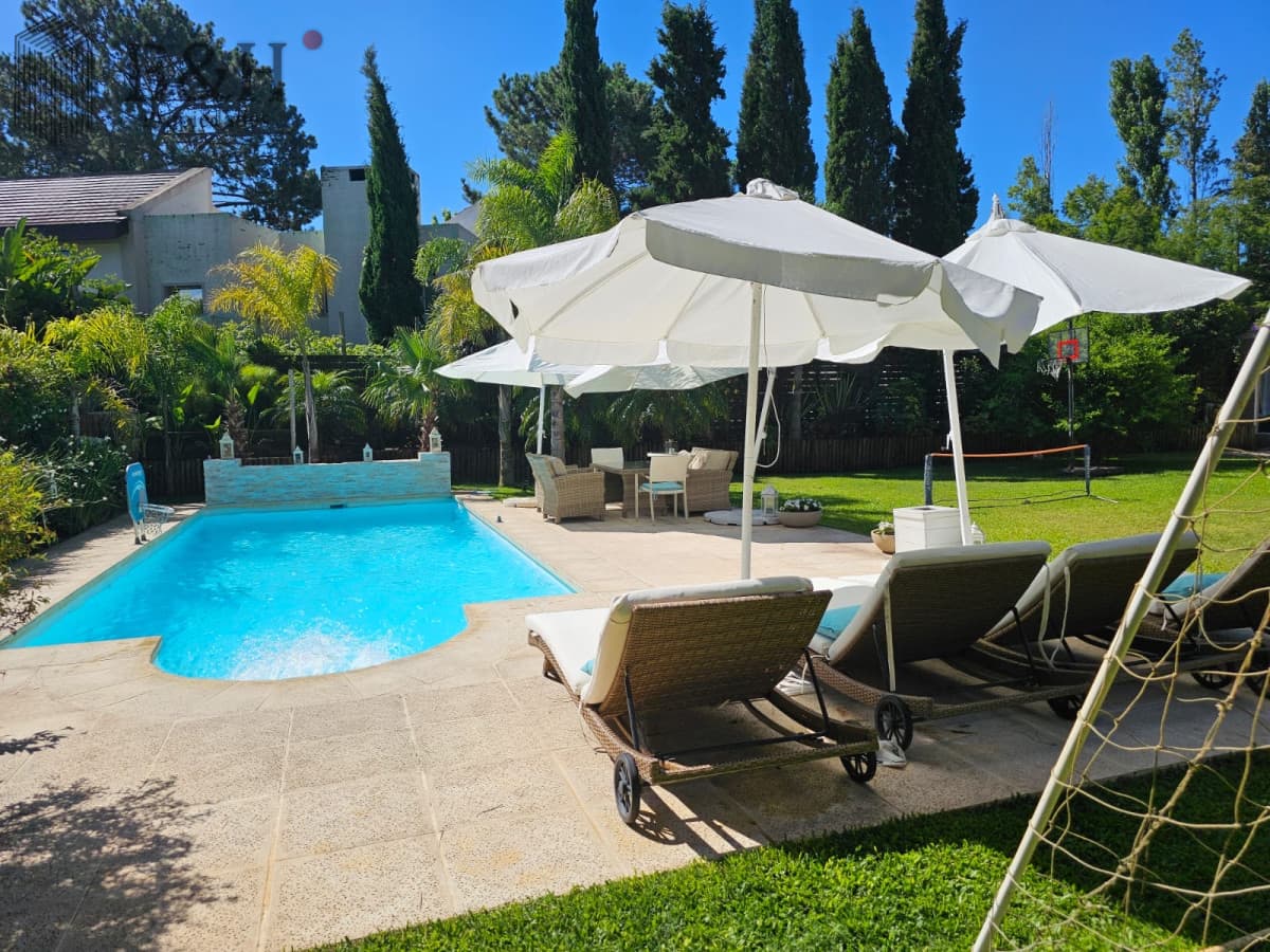 VENTA EXCELENTE CASA EN LA ARBOLADA BARRIO PRIVADO PUNTA DEL ESTE