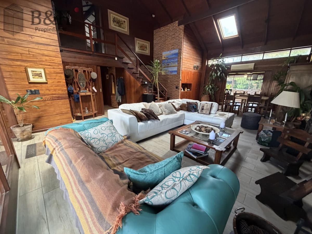 Casa 4 Dormitorios + dep y Piscina en Punta del Este VENTA