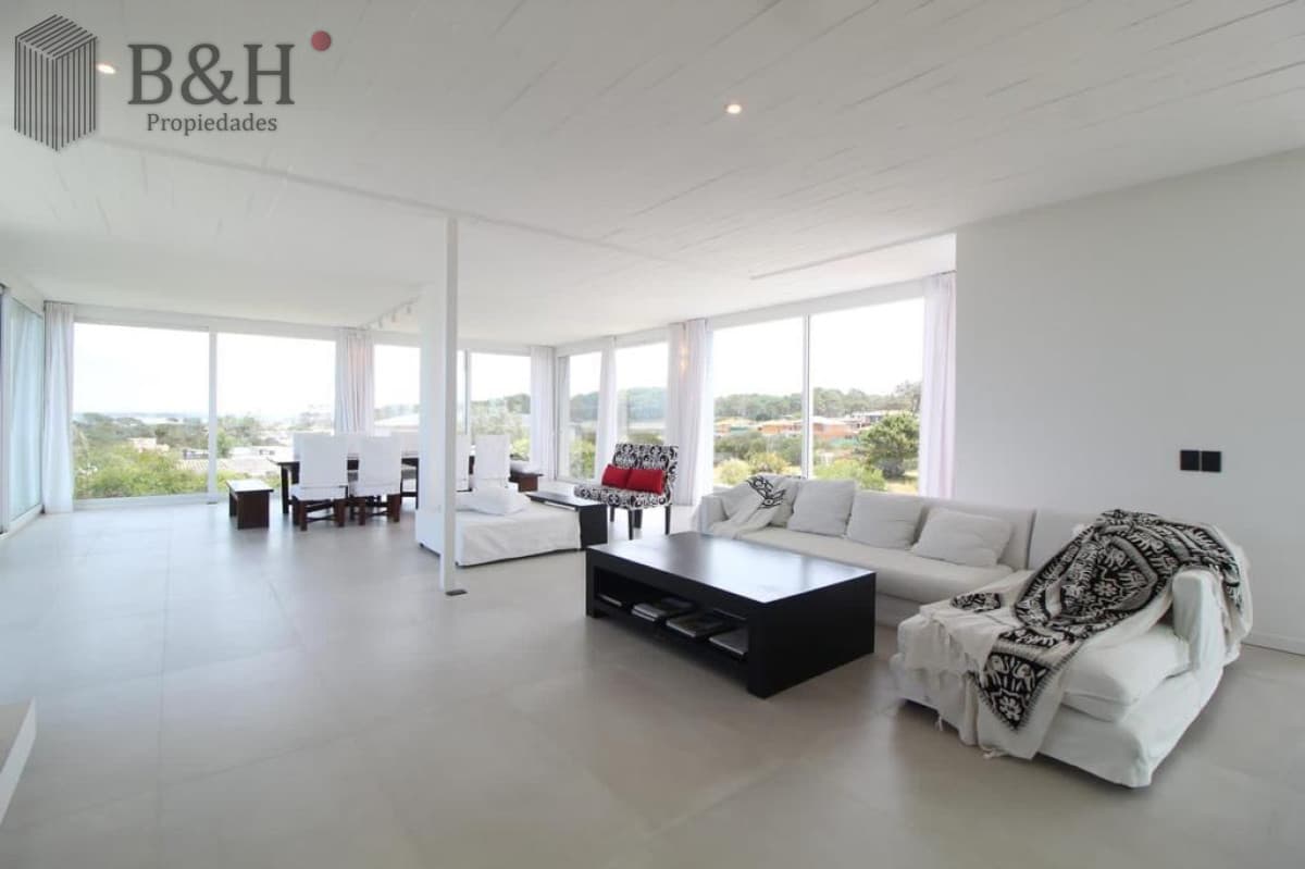CASA EN JOSE IGNACIO BARRIO PRIVADO