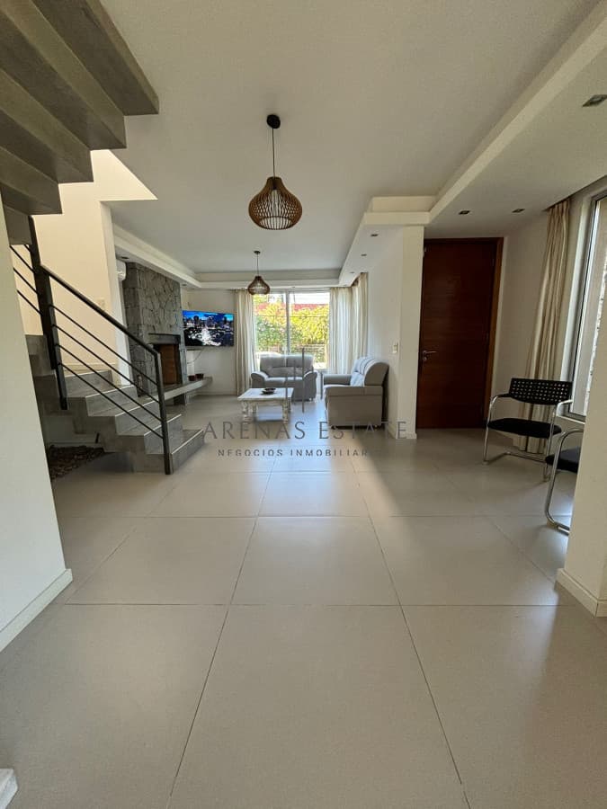Casa en Pinares !! ALQUILER ANUAL Y VENTA CON PISCINA, ESTUFA A LEÑA Y LOSA RADIANTE