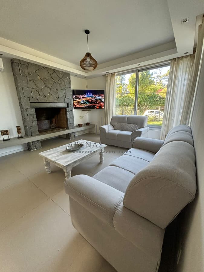 Casa en Pinares !! ALQUILER ANUAL Y VENTA CON PISCINA, ESTUFA A LEÑA Y LOSA RADIANTE