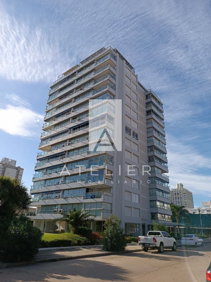 Venta de apartamento 2 dormitorios y servicio, Península, Punta del Este